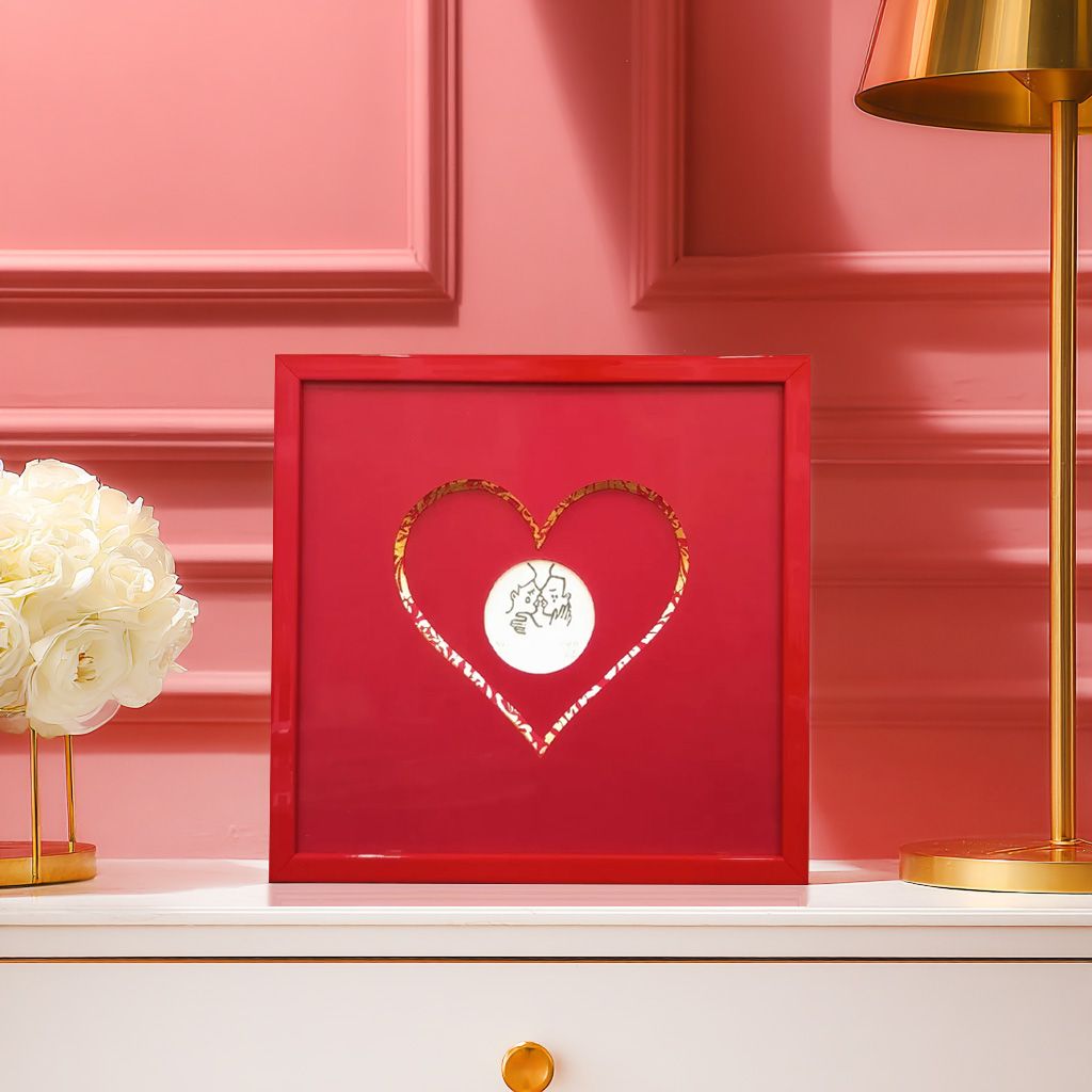 Encadrement de saint-velentin avec passe-partout rouge en forme de cœur.