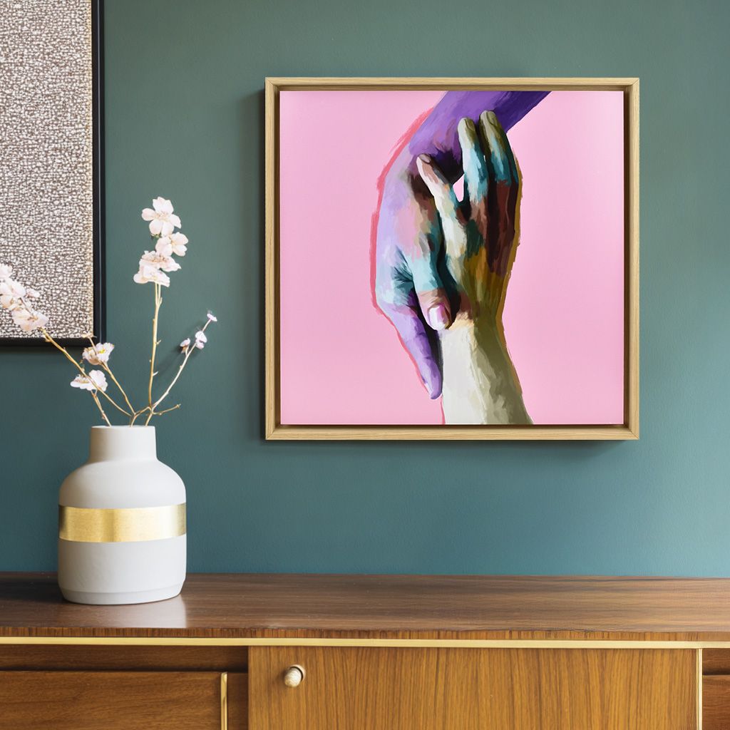 Cette toile encadrée dans une caisse américaine en chêne, représente deux mains tendues sur un fond rose vif.