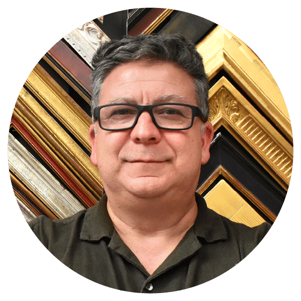 Notre responsable magasin dans votre atelier d'encadrement à Versailles/Le Chesnay